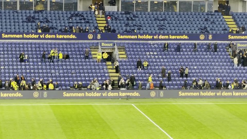 To LED-ringe på et stadion viser den samme reklame på samme tid