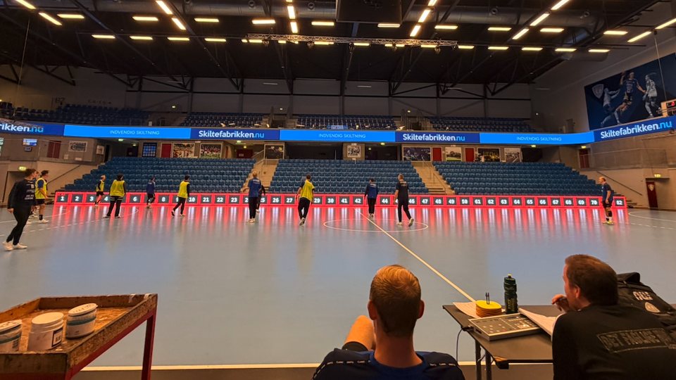 LED-bande i en håndboldhal med nummererede moduler som testmønster