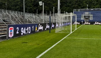 LED-bande ved en fodboldbane, der viser stilling og kampur