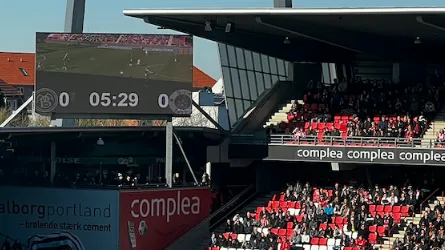 Scoreboard på en 16:9-skærm ved banen