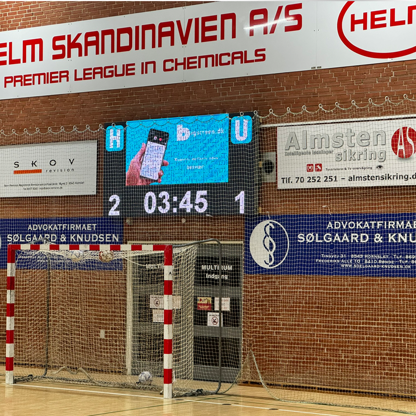 billede af scorebord i en hal